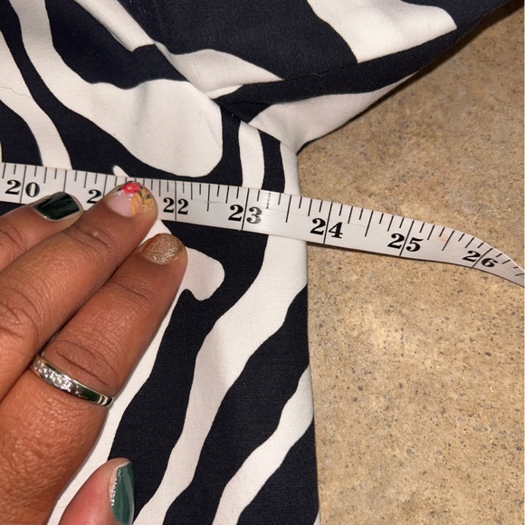 Liz Claiborne Black and White Animal Print Short Trench - Picture 10 of 13